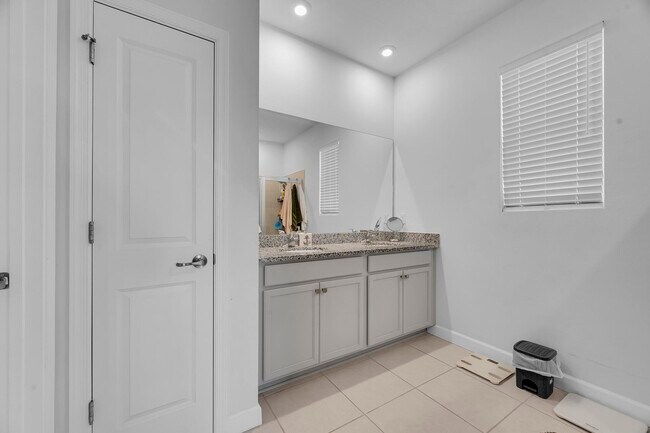 Building Photo - 10142 SW Orana Dr