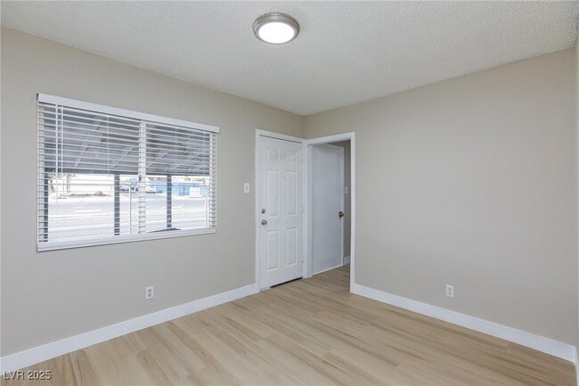 Building Photo - 1300 E Nelson Ave