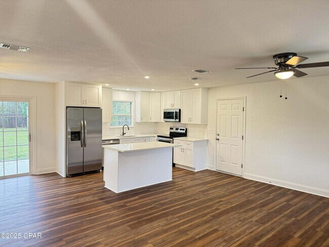 Building Photo - Must-See Property