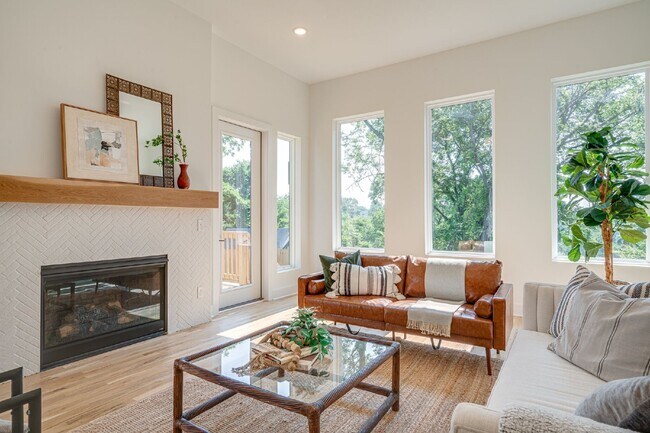 Building Photo - LIKE NEW - Beautiful 4 or 5 BR in Lockelan...