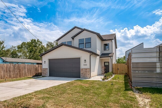 Building Photo - 8128 Chateau St