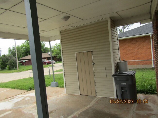 Building Photo - Very Nice Remodeled Duplex Home! No Pet Home!