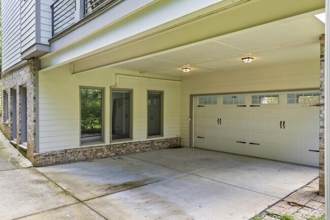 Building Photo - 1742 Helen Dr NE