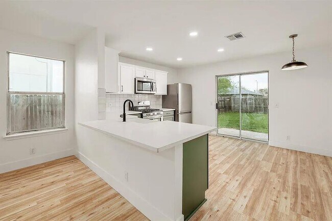 Building Photo - 16816 Jaron Dr