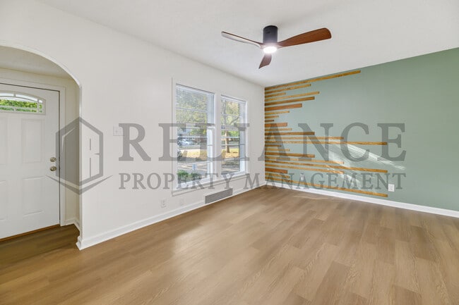 Building Photo - 2046 N Burns Ave