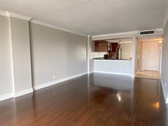 Building Photo - 9 Royal Palm Way