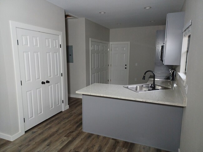 Building Photo - 1945 E Washington St