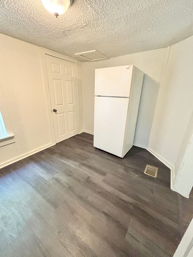 Building Photo - Midtown Cottage special