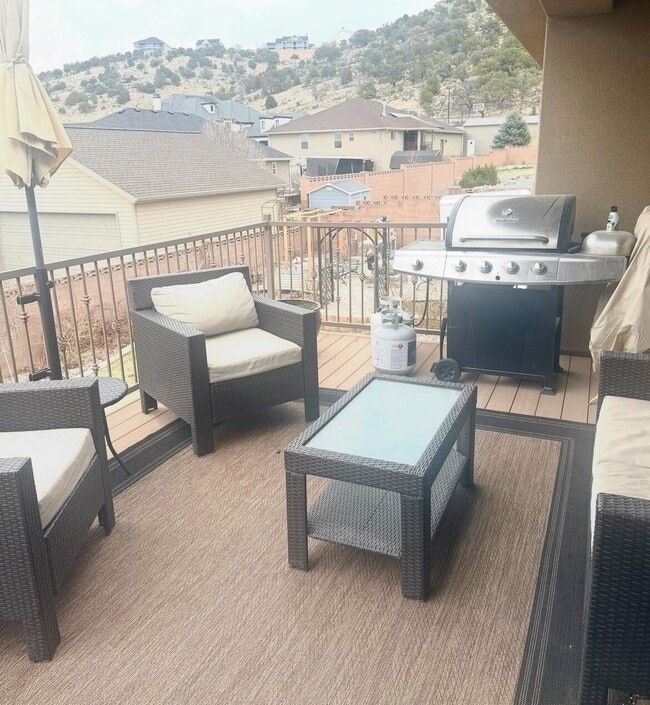 Building Photo - Beautifully Renovated 6 Bedroom Home in th...