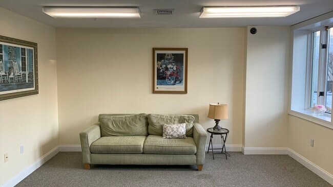 Building Photo - 25 Alpine St