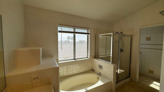 Building Photo - Pool & Spa plus 4 bedrooms