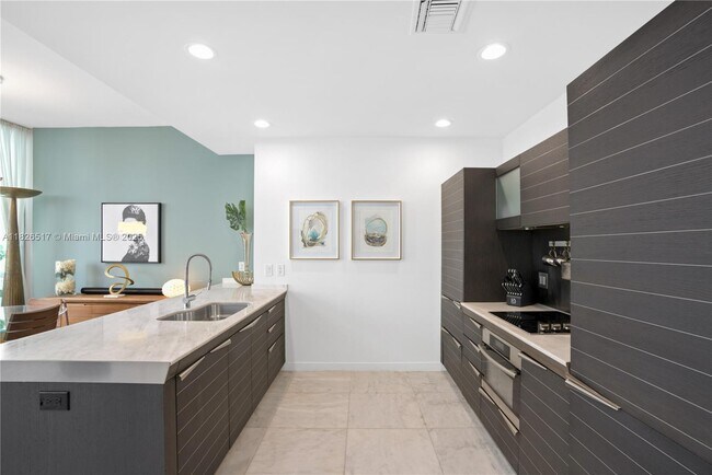 Building Photo - 200 Biscayne Blvd Way