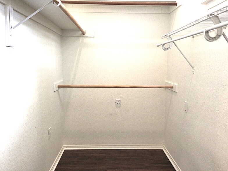 Building Photo - 1745 Cresthill Dr