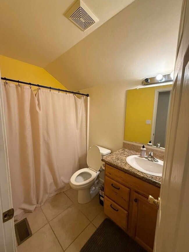 Building Photo - 3 Bedroom & 2 Bath Home with 2 Car Garage....