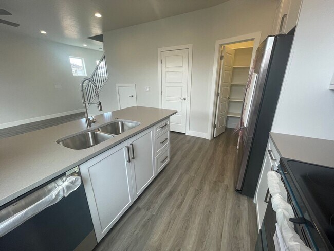 Building Photo - END UNIT Mustang Valley Townhome!!