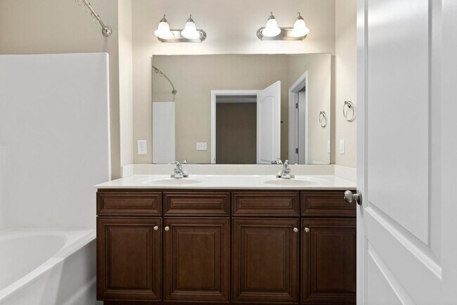 Building Photo - Beautiful 3-bedroom, 2.5-bathroom home available for lease in Hampstead