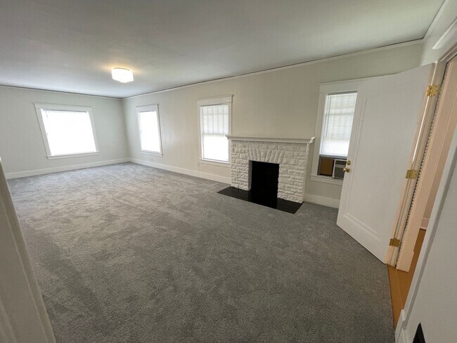 Building Photo - 1320-1322 Main Street Duplex
