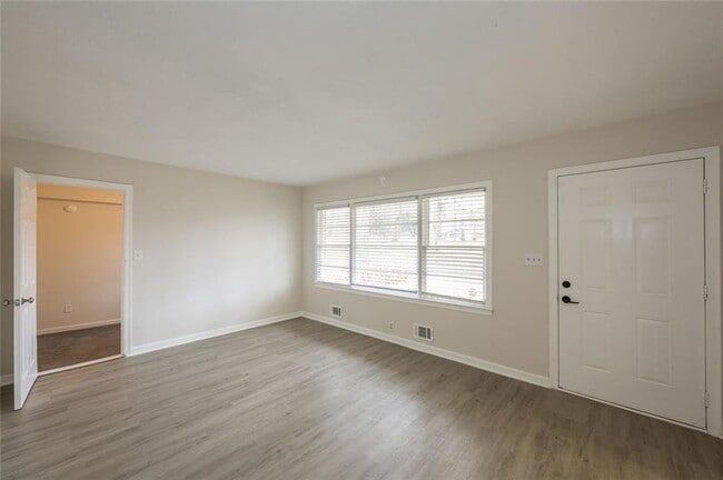 Building Photo - 2058 River Rd