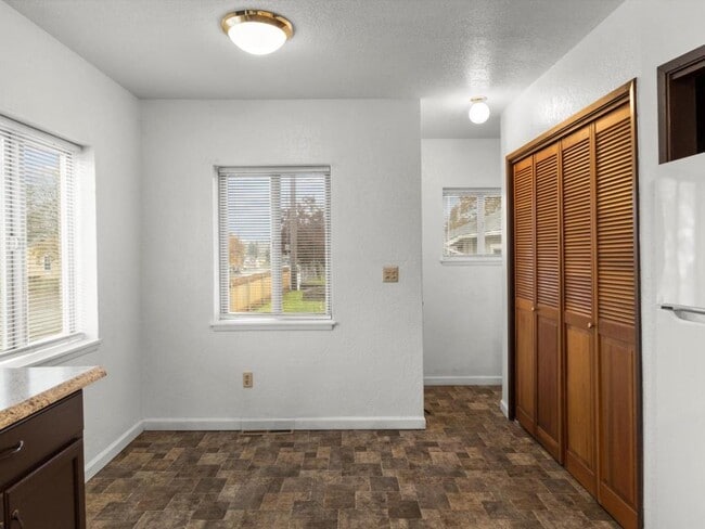 Building Photo - 5428 S Cedar St