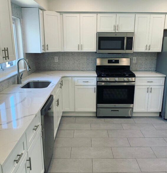 Building Photo - 606 Beach Ave