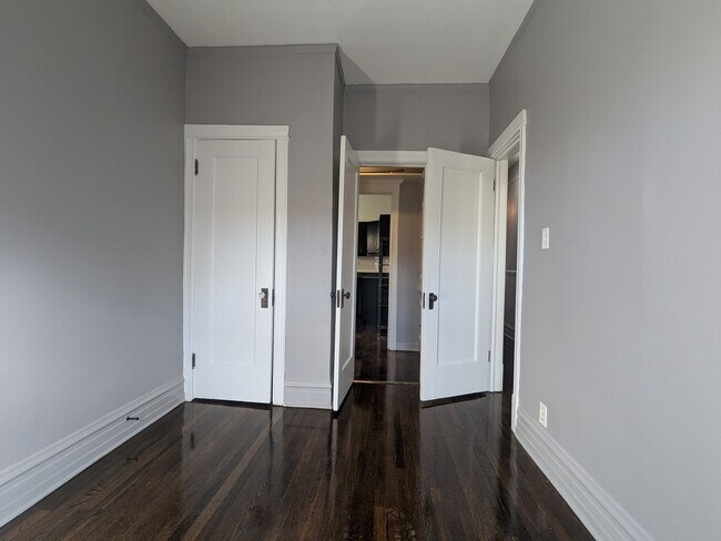 Building Photo - 5630 N Kenmore Ave