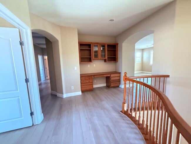 Building Photo - 2205 Maloney Dr