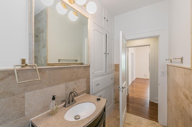 Building Photo - CHARMING and UPDATED 3/2 in The Cultural District