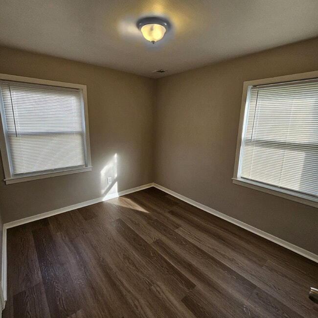 Building Photo - 3 Bedroom Bungalow w/ Updated Kitchen and Stainless-Steel Appliances. Spacious Living Room w/ Cei...