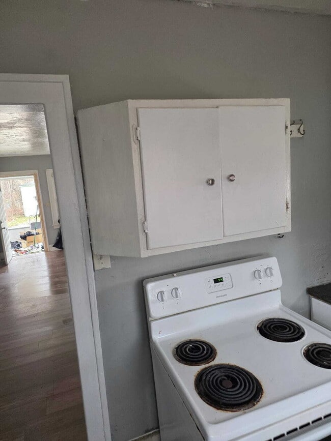 Building Photo - 2-Bedroom Gem on Barrie Avenue – Perfectly Quaint Living in Flint!