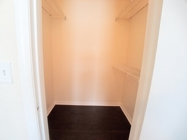 Building Photo - Beautiful Remodeled 2/1 Condo x Rent @ Villa Medici close to Theme Parks!