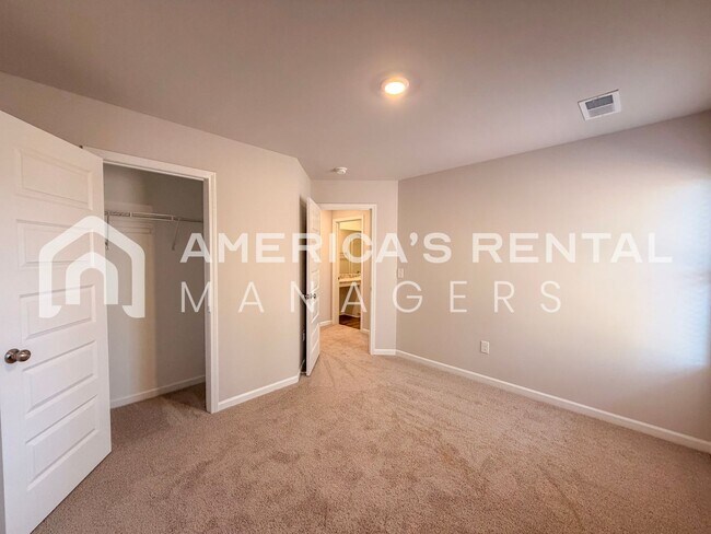 Building Photo - Bright and Spacious Lincoln Townhome for R...