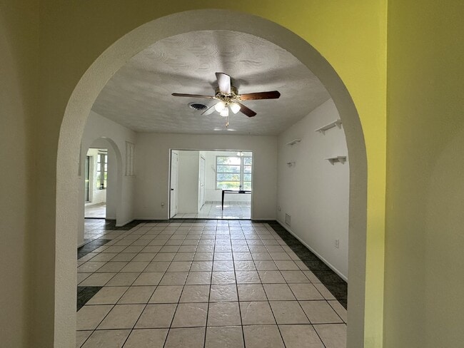 Building Photo - Charming 2/2 with possible 3rd bedroom