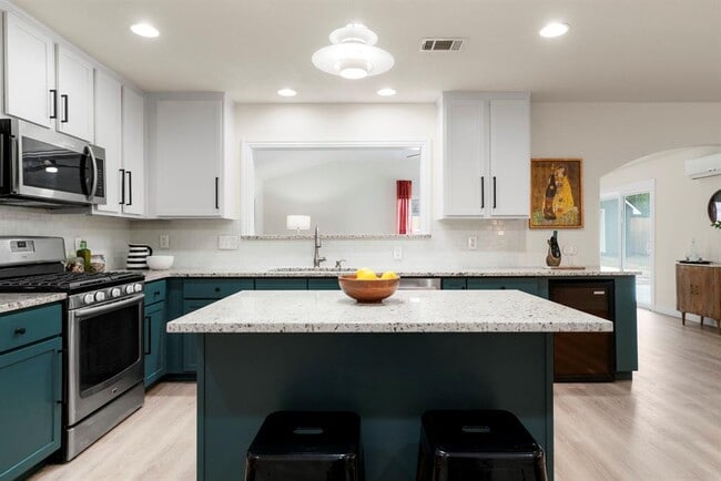 Building Photo - 5313 Wellington Dr