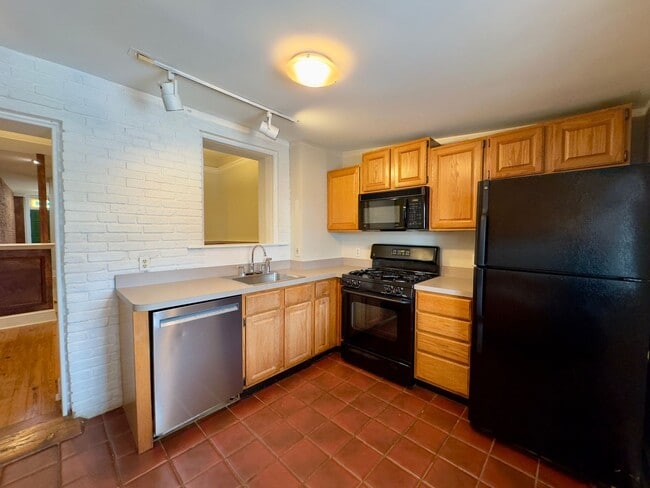 Building Photo - Charming 2 Bedroom/1 Bathroom Townhome with Deck and Parking Pad in South Baltimore!