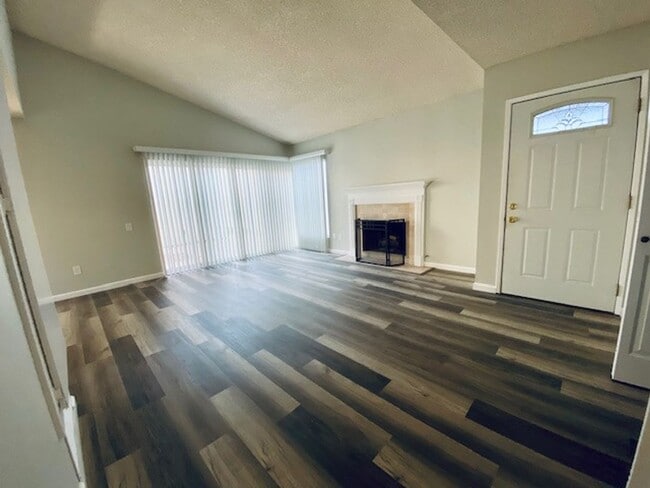 Building Photo - 3 Bed 2 Bath in Gated Beach Community-A must see Home
