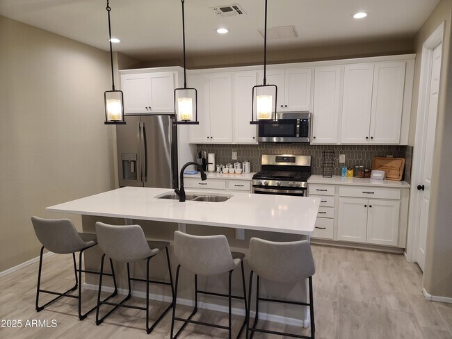 Building Photo - 1666 E Lee Dr