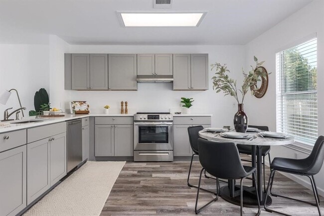 Primary Photo - Beautiful 4 bd/2 ba renovated home in Sout...