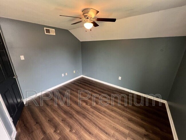 Building Photo - 8725 Fairoaks St