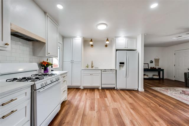 Building Photo - 228 E Oak Dr