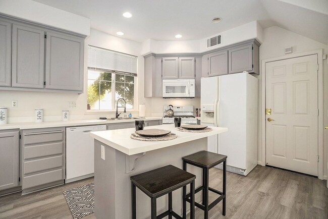 Building Photo - Beautiful and Move-In Ready, 4BD/2.5BA, Tw...