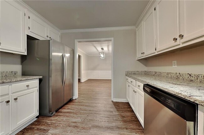 Building Photo - 2245 Huntington Dr