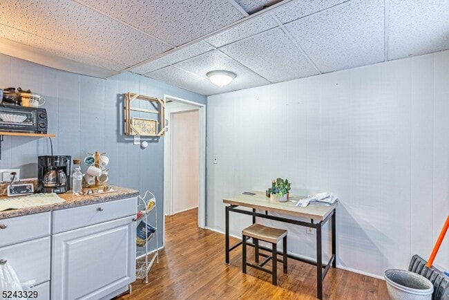 Building Photo - 910 Main St