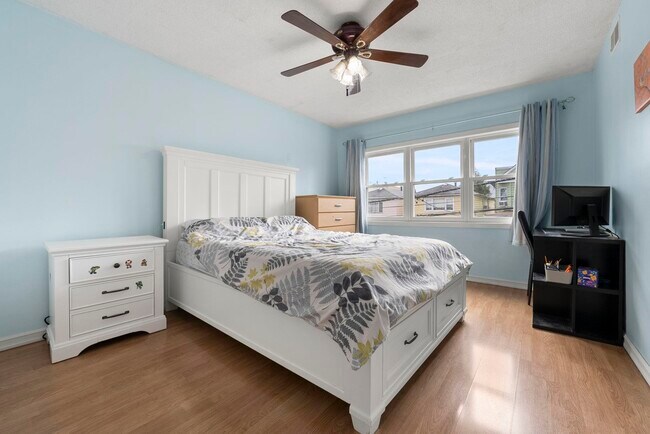 Building Photo - 77 W 17th St