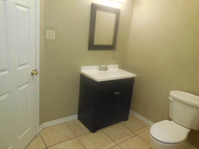 Building Photo - 3 Bedroom / 1 Bath House