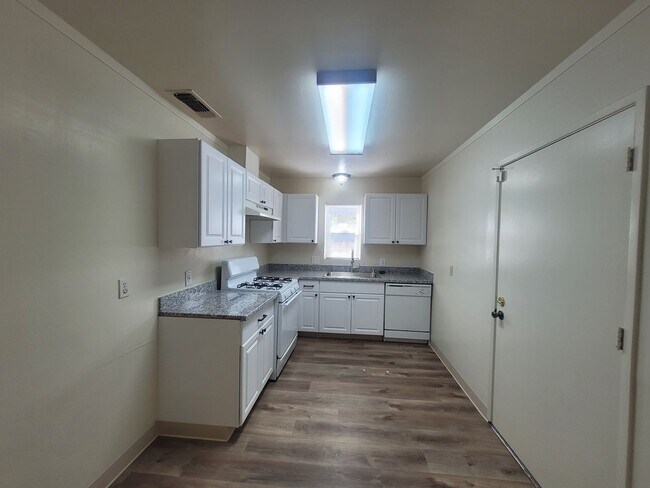 Building Photo - Three bedroom 1 bath with central heat and air