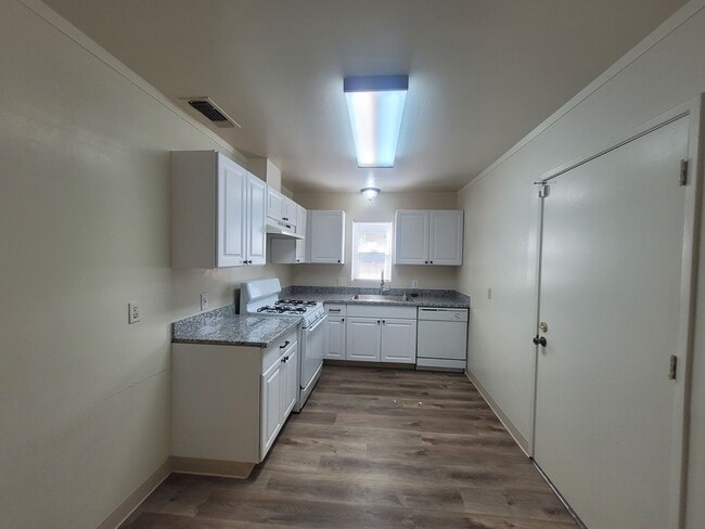 Building Photo - Three bedroom 1 bath with central heat and...