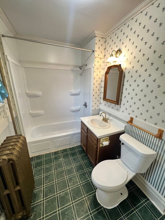 Building Photo - AVAILABLE JUNE - Upper 2 Bed 1 Bath Apt w/ Private Laundry