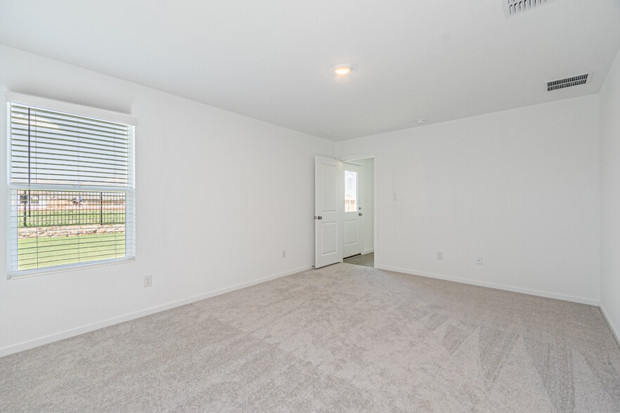 Private spacious Master Bedroom - 1932 Ventasso Blvd