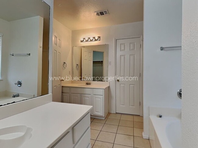 Building Photo - 615 Douglas Dr