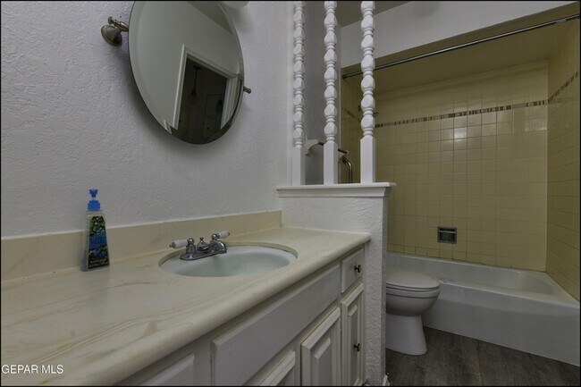 Building Photo - 6201 ESCONDIDO Dr